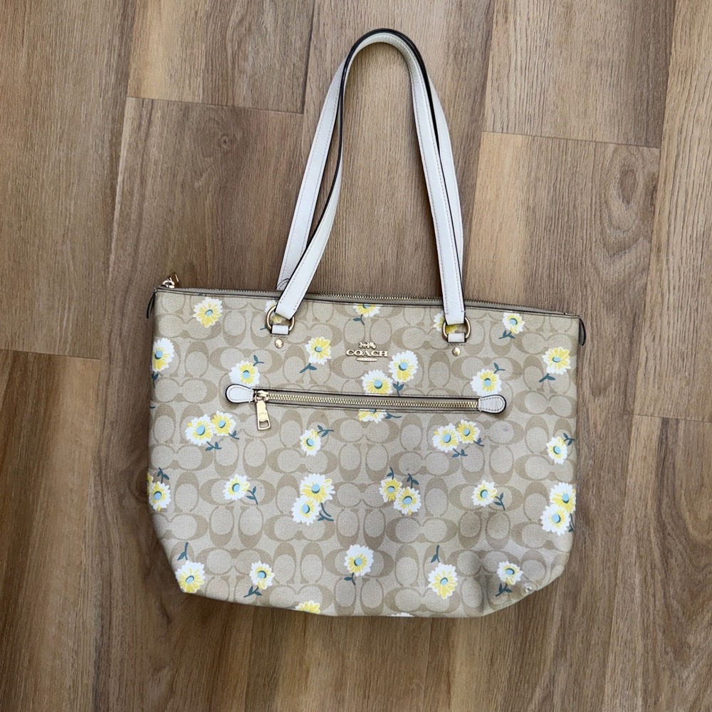Coach Gallery Tote Signature Canvas Daisy Print bag purse girly cottagecore